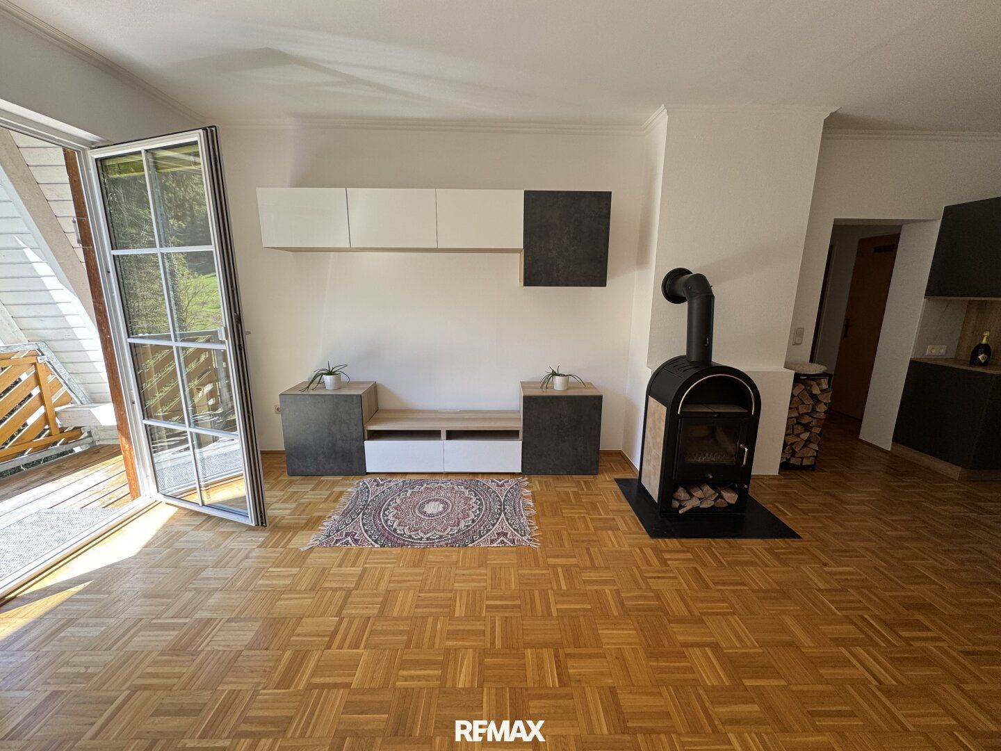 Charmante 3-Zi DG-Wohnung mit moderner Küche - RUHIGE Aussichtslage - Loggia & Carport - View 2