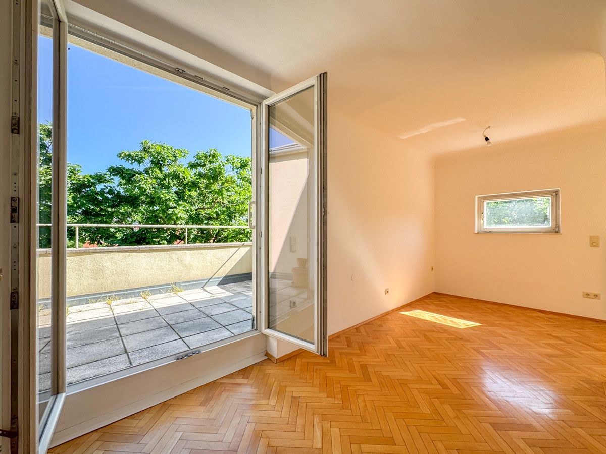 Sonnige Dachgeschosswohnung mit großer Terrasse im Springer-Schlössl-Park