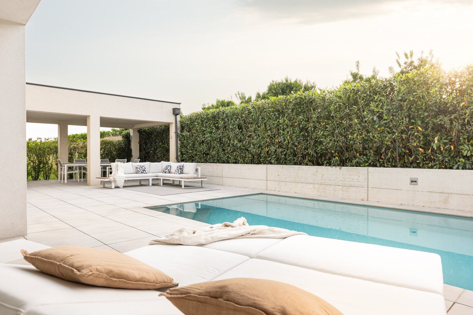 WOHNEN, WO ANDERE URLAUB MACHEN - ARCHITEKTENHAUS MIT POOL UND SEEZUGANG ZUM SEELE BAUMELN LASSEN