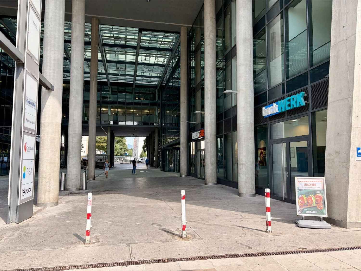 Repräsentative Geschäftsfläche mit Außenbereich im renommierten RIVERGATE - Mehr