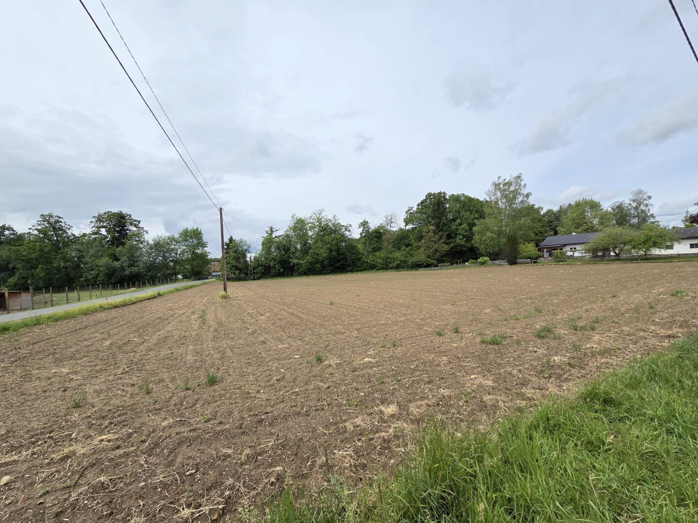 Baugrundstück im Dorfgebiet mit angrenzendem Freilangrund in sehr ruhiger Lage mit Ganztagssonne. - Ansicht 2