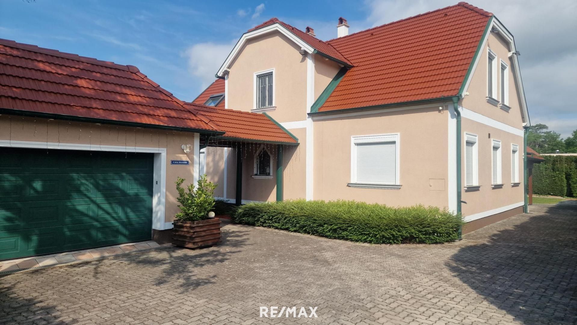 Großes Ziegelmassiv-Einfamilienhaus mit Wellnessbereich, beheizbarem Pool, Doppelgarage
