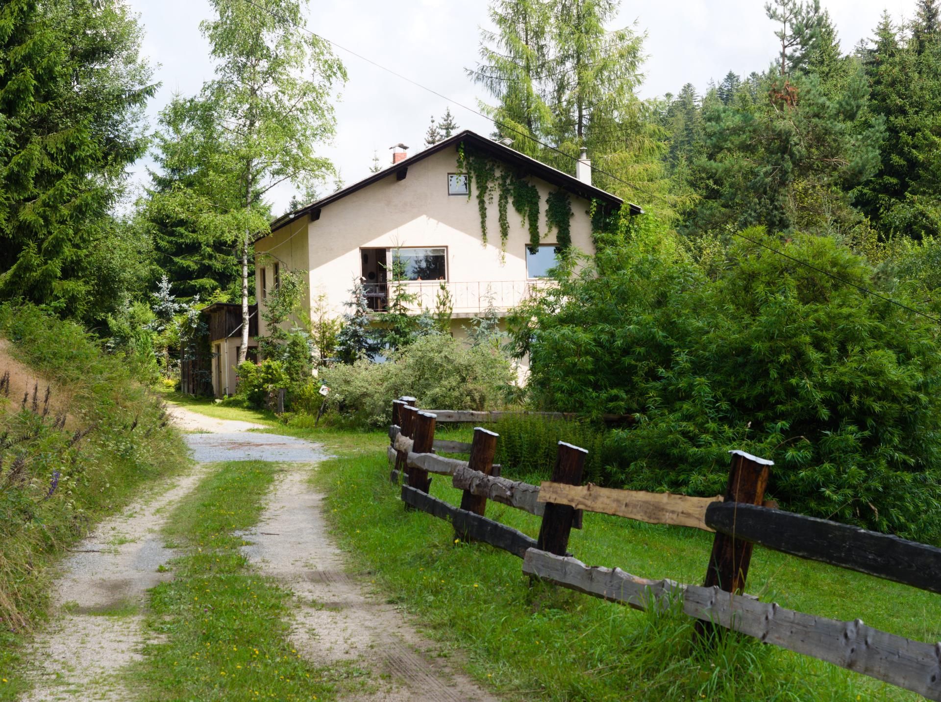 Wohnhaus mit 2 Wohneinheiten in idyllischer, ruhiger Lage