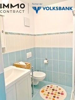 Badezimmer 2 mit Waschbecken und WC und Dusche