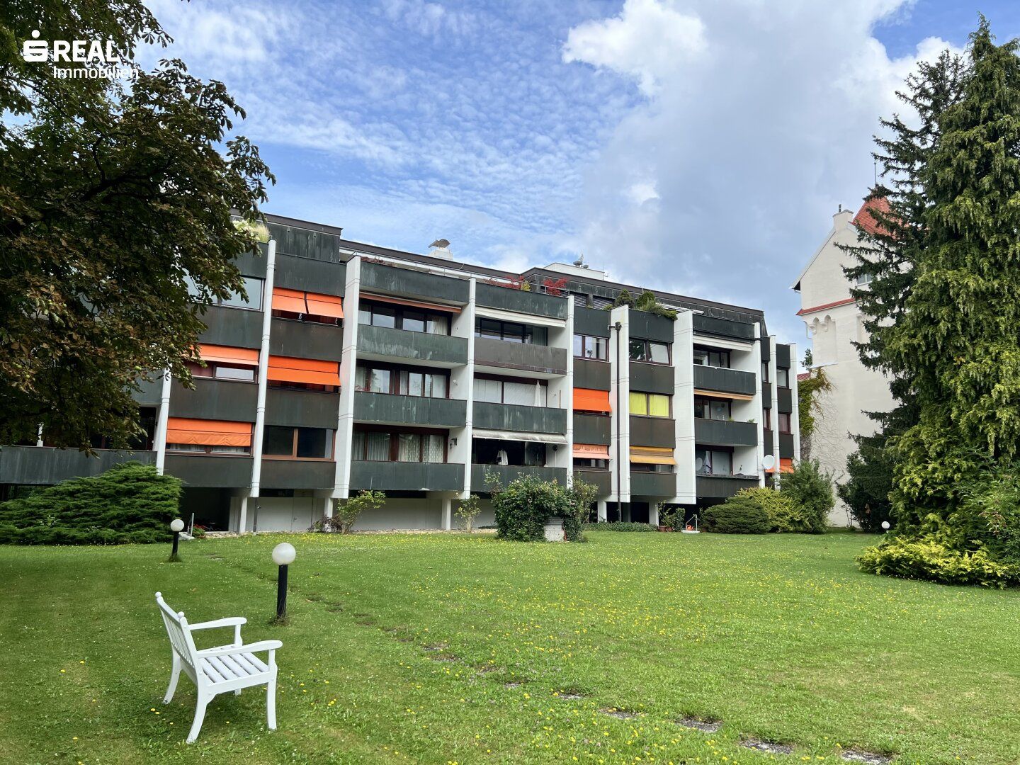 Hohe Warte 4-Zimmer-Wohnung mit großem Parkareal und Pool