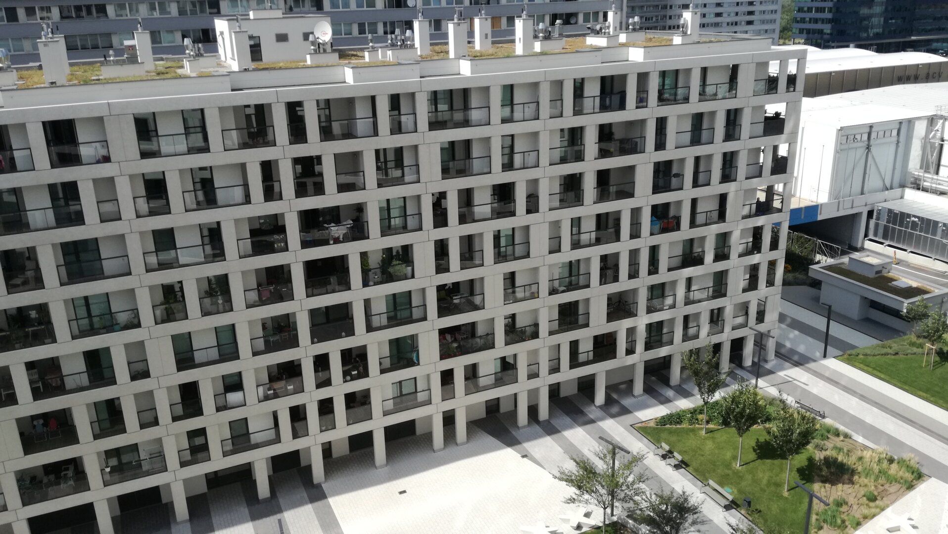 Frisch sanierte 3 Zimmer-Wohnung mit Loggia auf 105 m2 Wohnnutzfläche nahe der UNO-CITY!