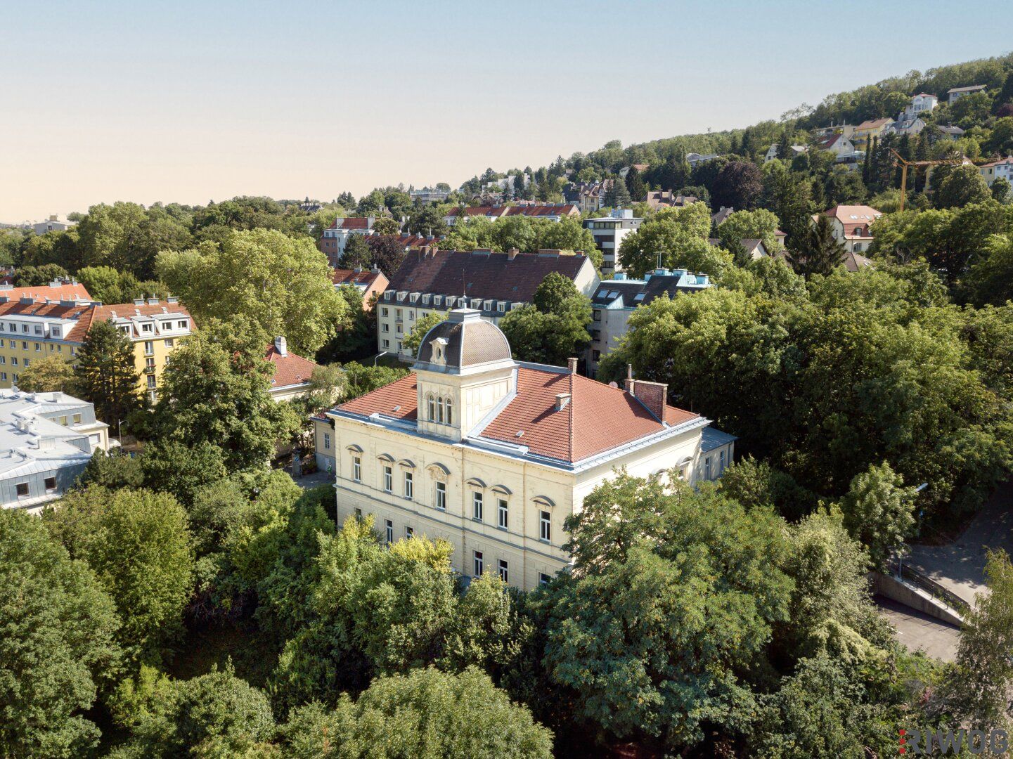 Traumhafter Fernblick | 5-Zimmer-Stilalbauwohnung mit 4,40m Raumhöhe | Balkon geplant | Parkplätz | sanierungsbedürftig