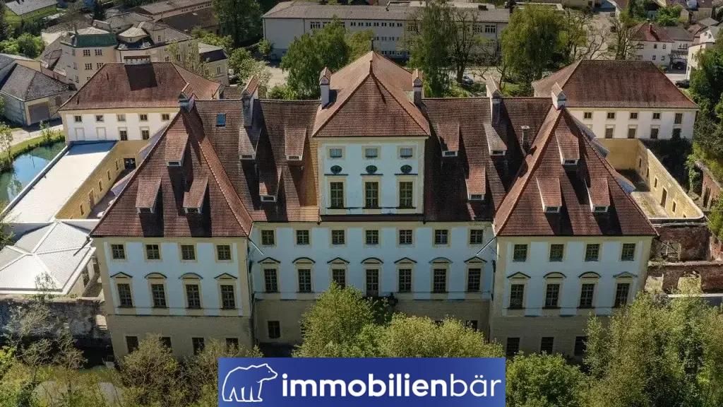 Repräsentative Büroflächen im Schloss mit Küche und Besprechungssaal