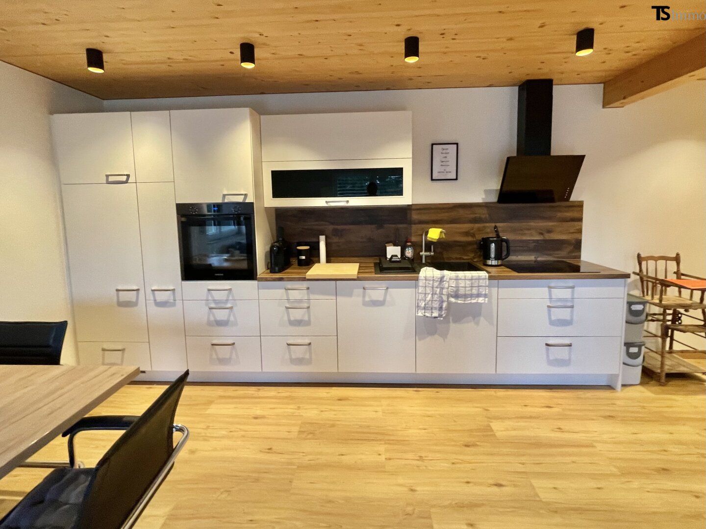 Bregenz: Langen Top 11: Modern & gemütlich! 50 m² - 2-Zimmer-Wohnung mit Schwedenofen, hochwertiger Küche