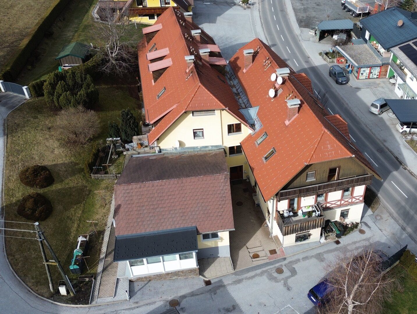 Gepflegtes Zinshaus mit 15 Wohneinheiten - Mehr
