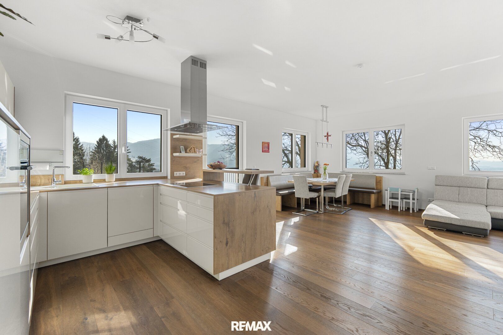 Kuća, 202 m², plac 132435 m²