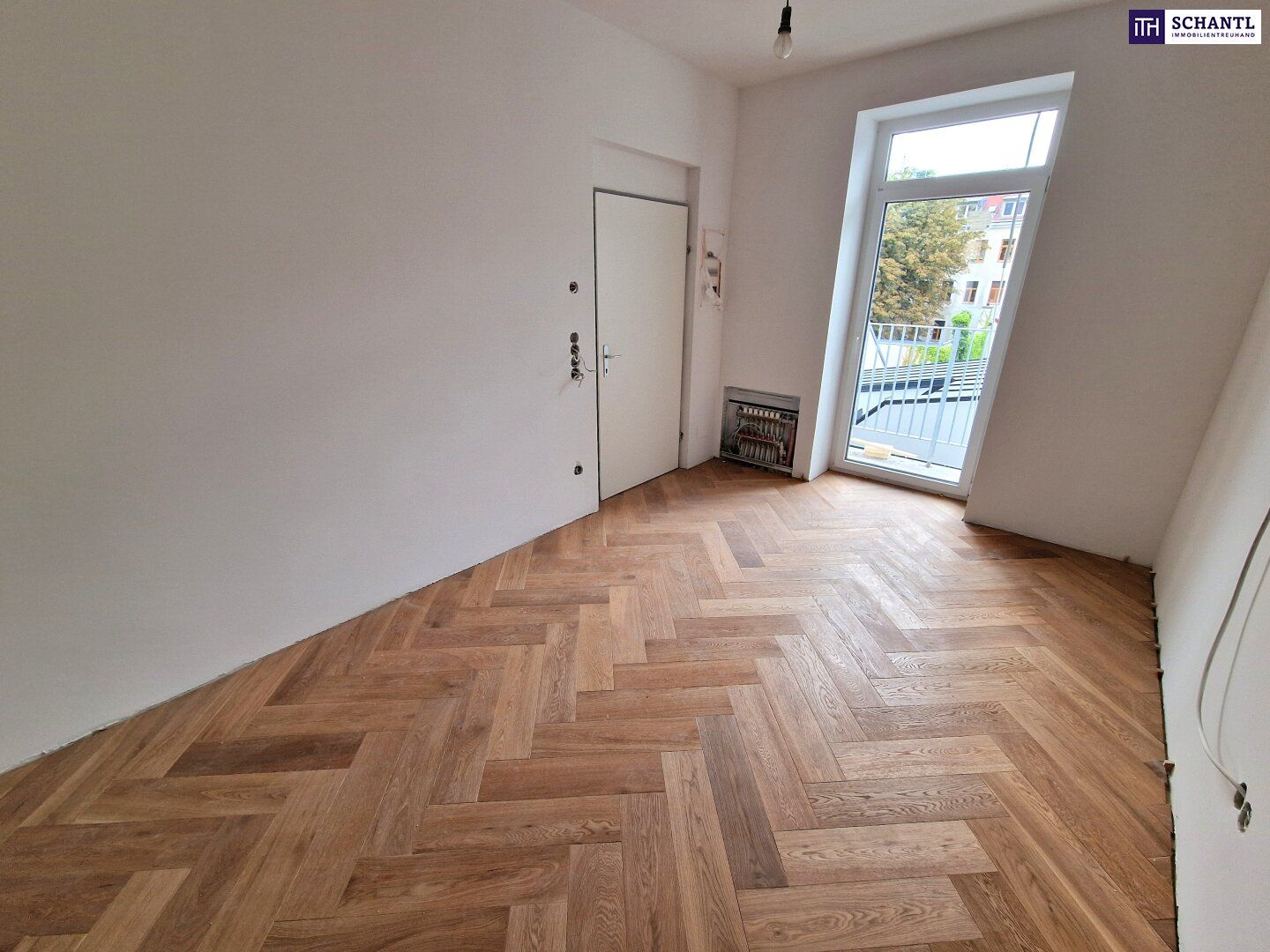 ***Ein Zuhause zum Verlieben - stilvoll saniertes Altbaujuwel mit 3 Zimmern, Klimaanlage, Terrasse & edlem Fischgrätparkett - überzeugen Sie sich selbst bei einer Besichtigung***