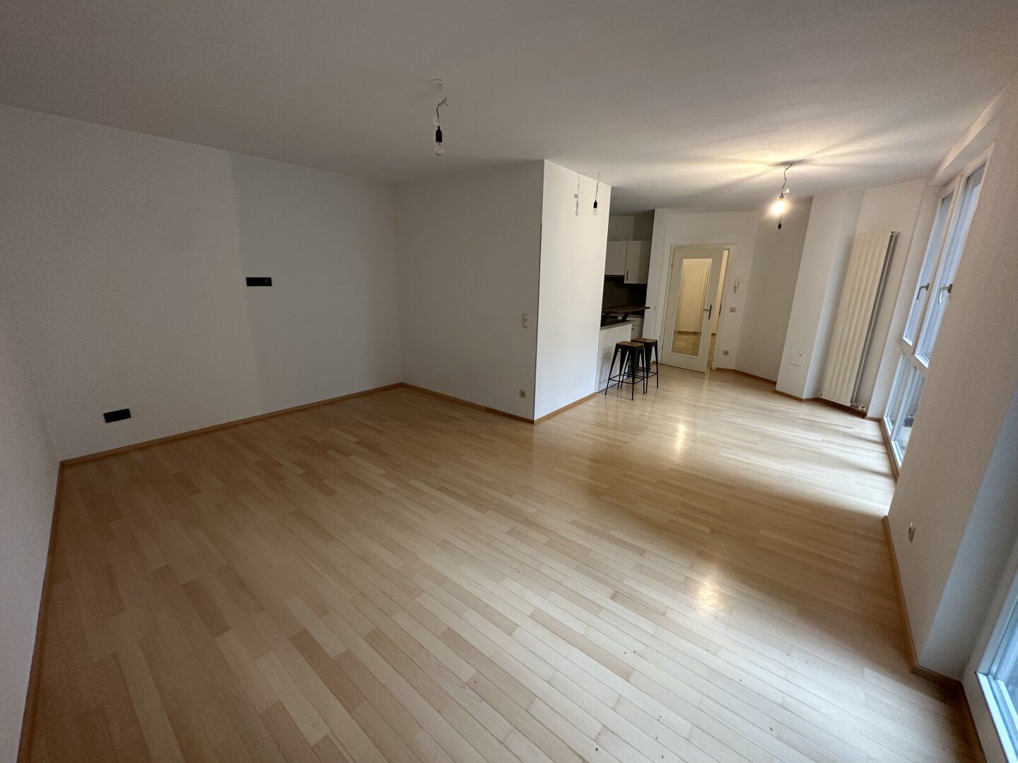KARLSPLATZ IS CALLING: ruhige 2 Zimmer-Wohnung mit Gemeinschaftsdachterrasse! – další