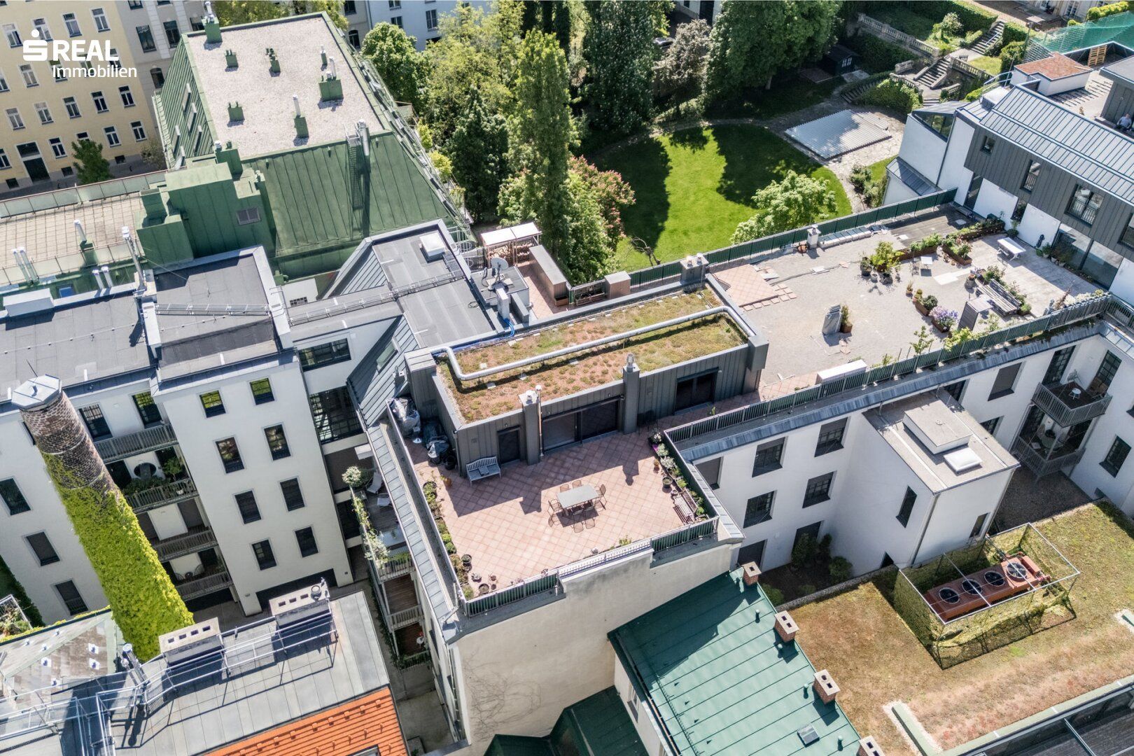 Luxuriöser DG-Wohntraum: 216 m², 3 Zimmer, Balkon & 2 Terrassen