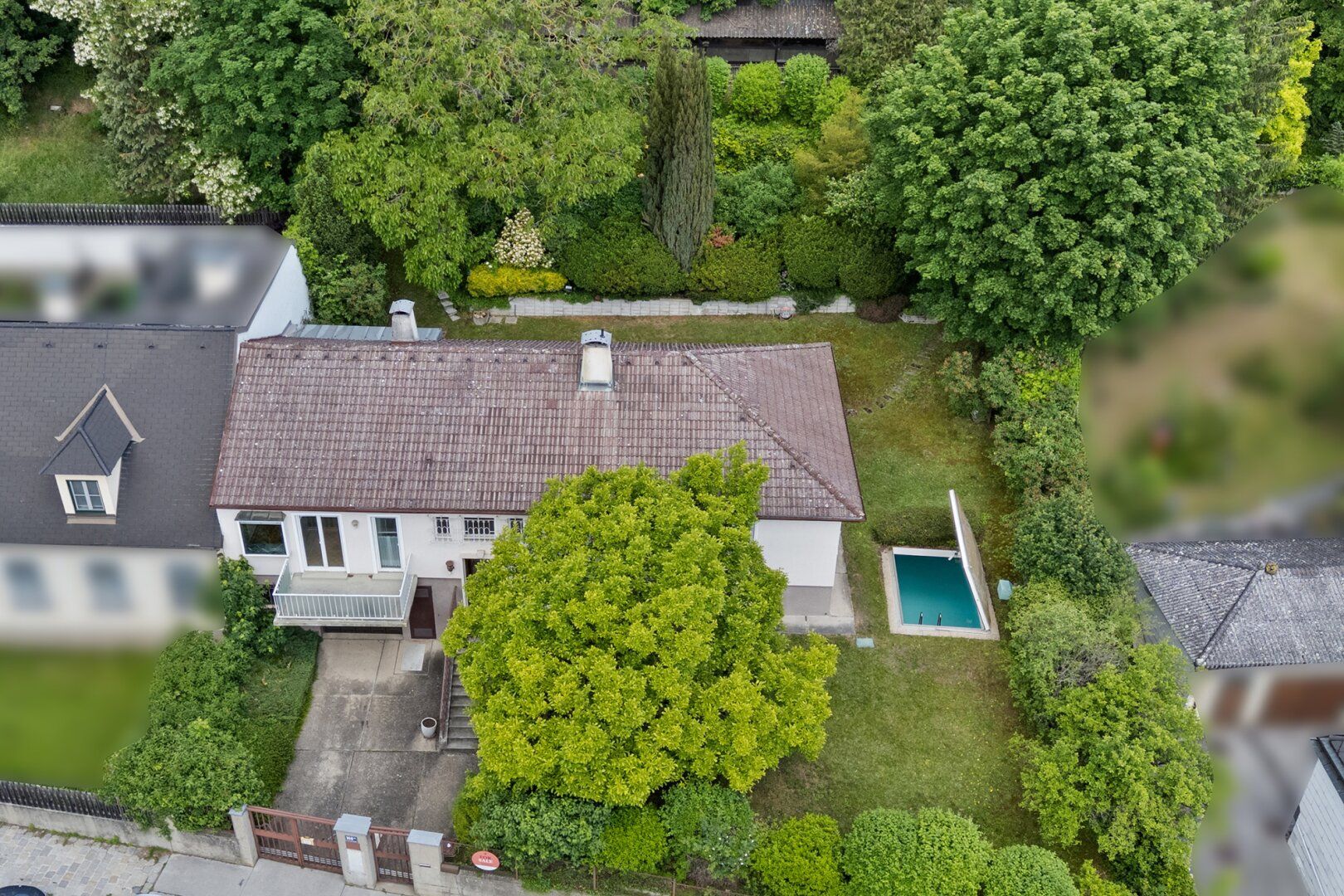 Zauberhafte Liegenschaft mit uneinsehbarem, großem Garten, ausbaubar