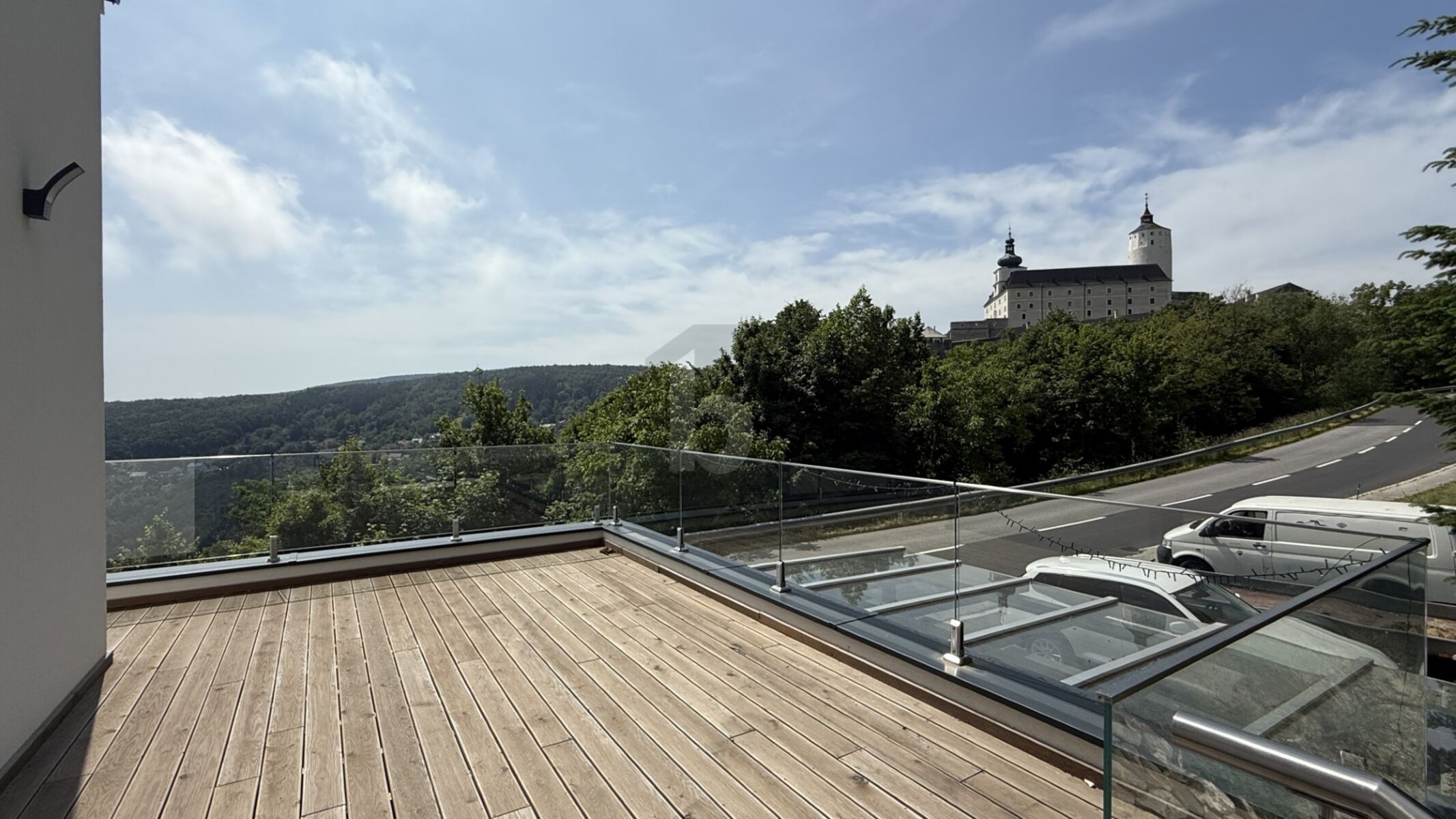 PANORAMAHAUS MIT KELLER & GÄSTEHAUS - DIE BURG ZUM GREIFEN NAH
