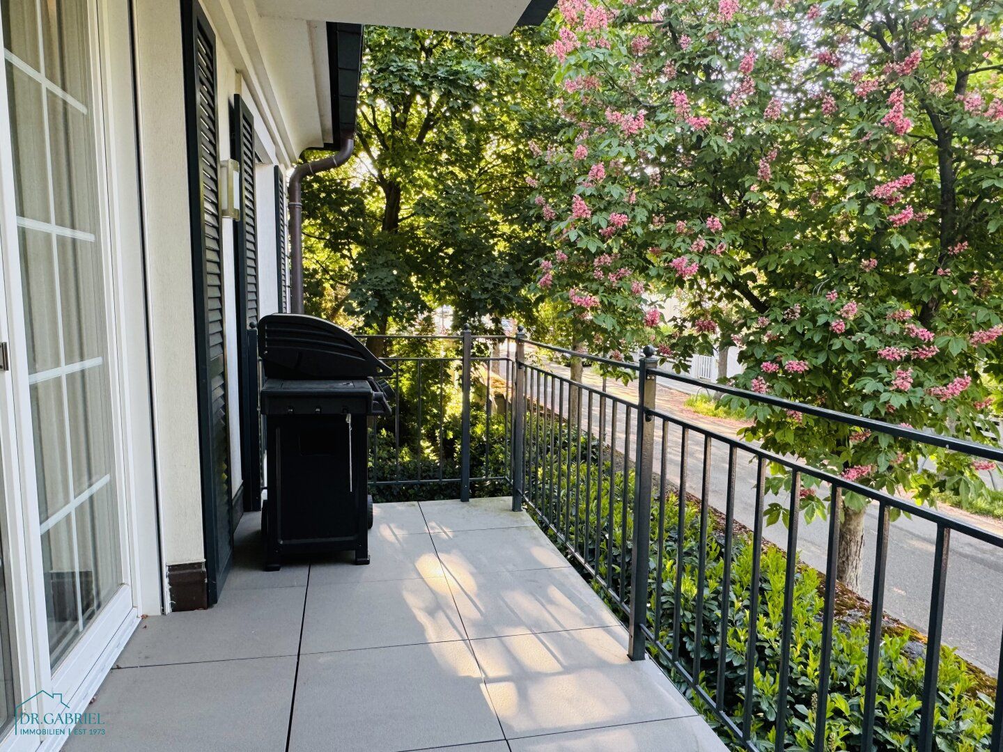 MODERNE BALKONWOHNUNG MIT DACHTERRASSE