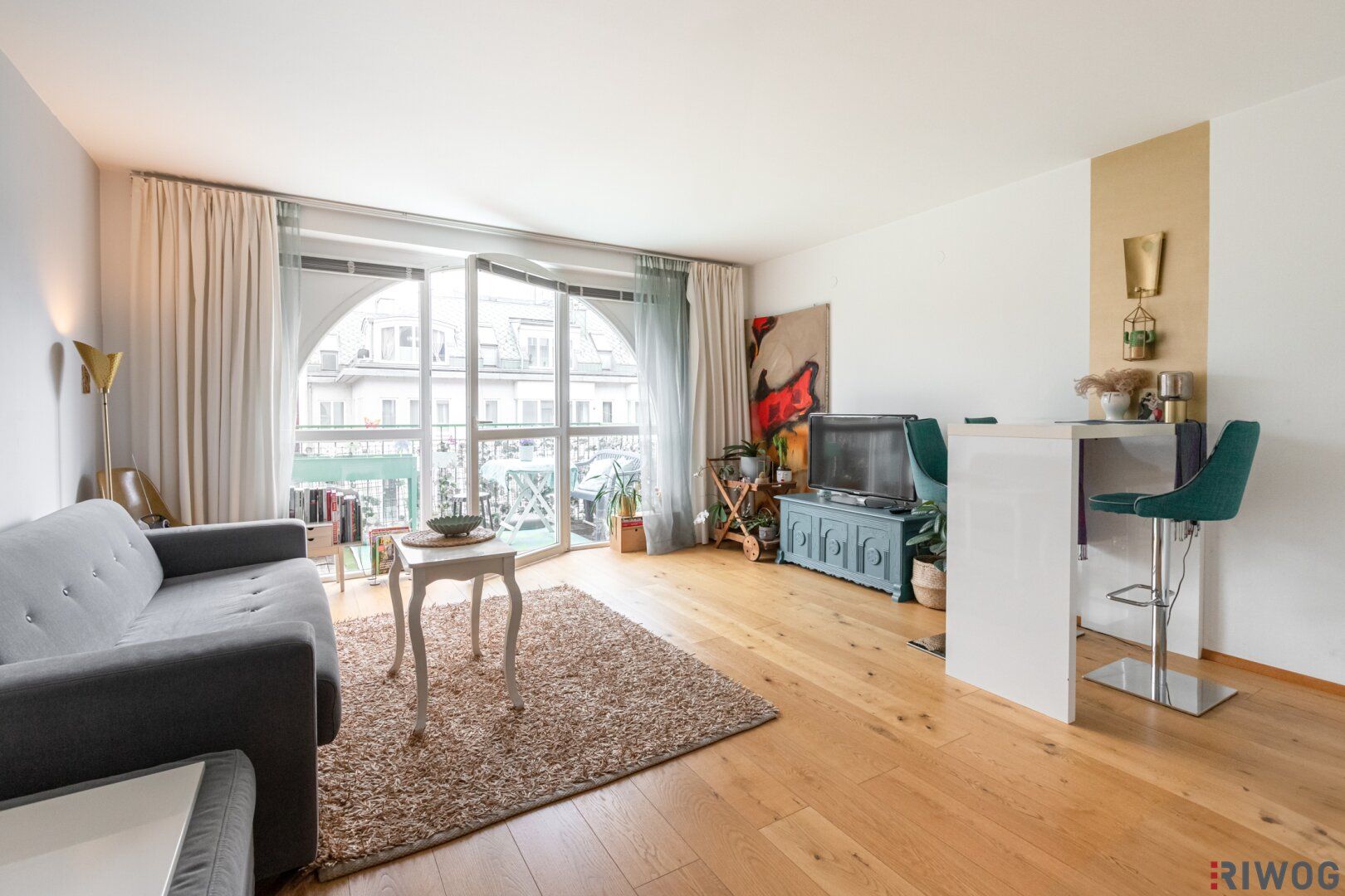Möbliertes, lichtdurchflutetes Mini-Loft in fußläufiger U-Bahn-Nähe mit Balkon, Garagenparkplatz und hervorragender Infrastruktur!