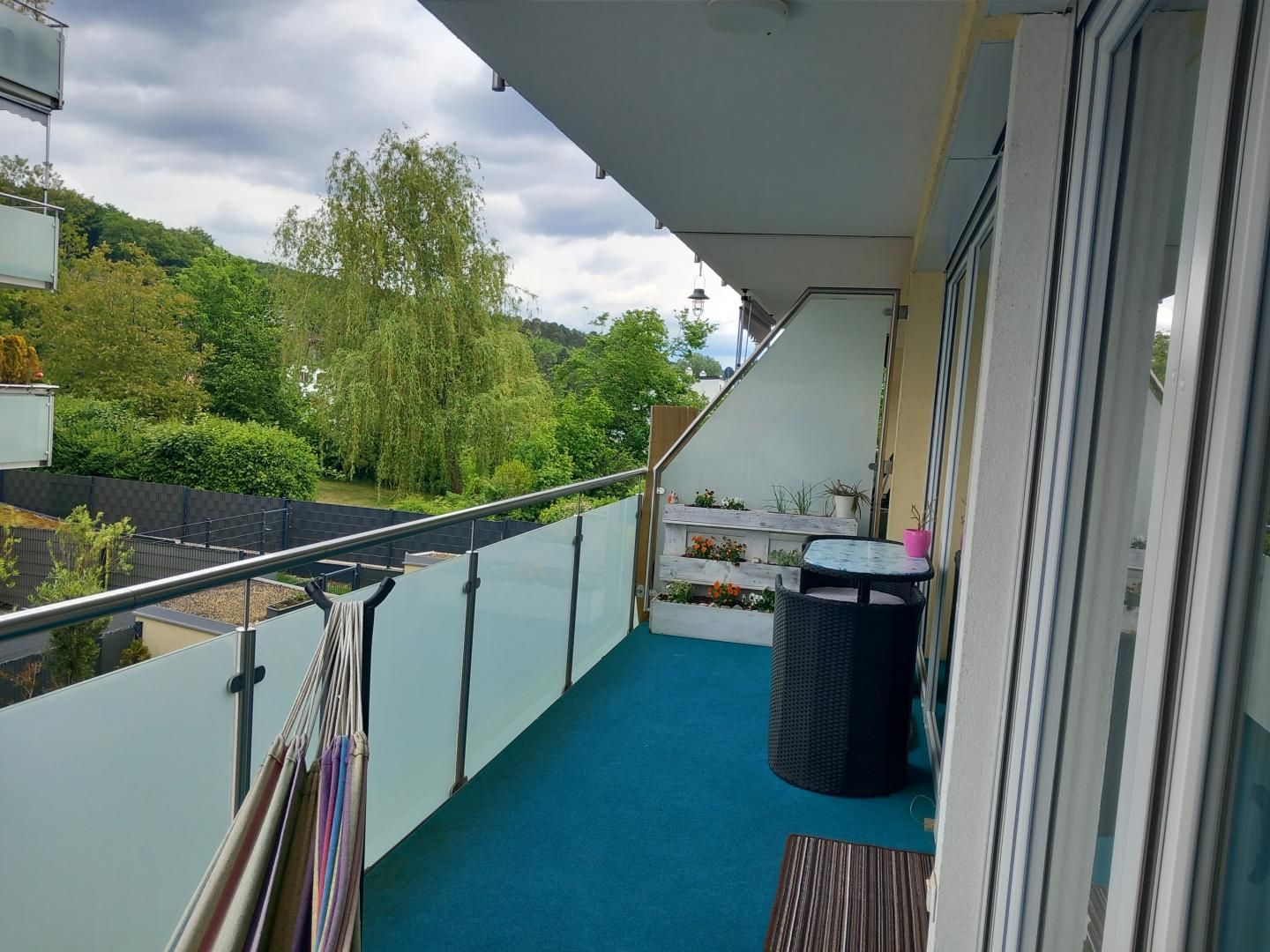 MÖBLIERTE STARTER-WOHNUNG MIT BALKON UND GARAGENPLATZ