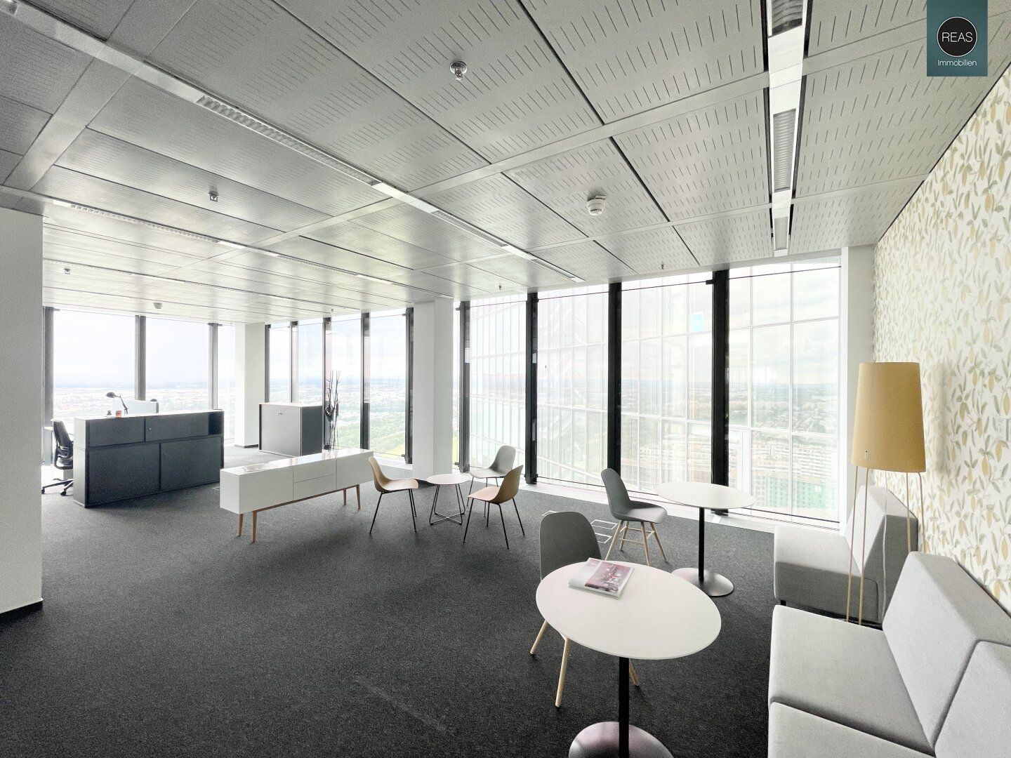 Büro im Hochhaus mit ausgezeichneter Infrastruktur und Panoramablick!
