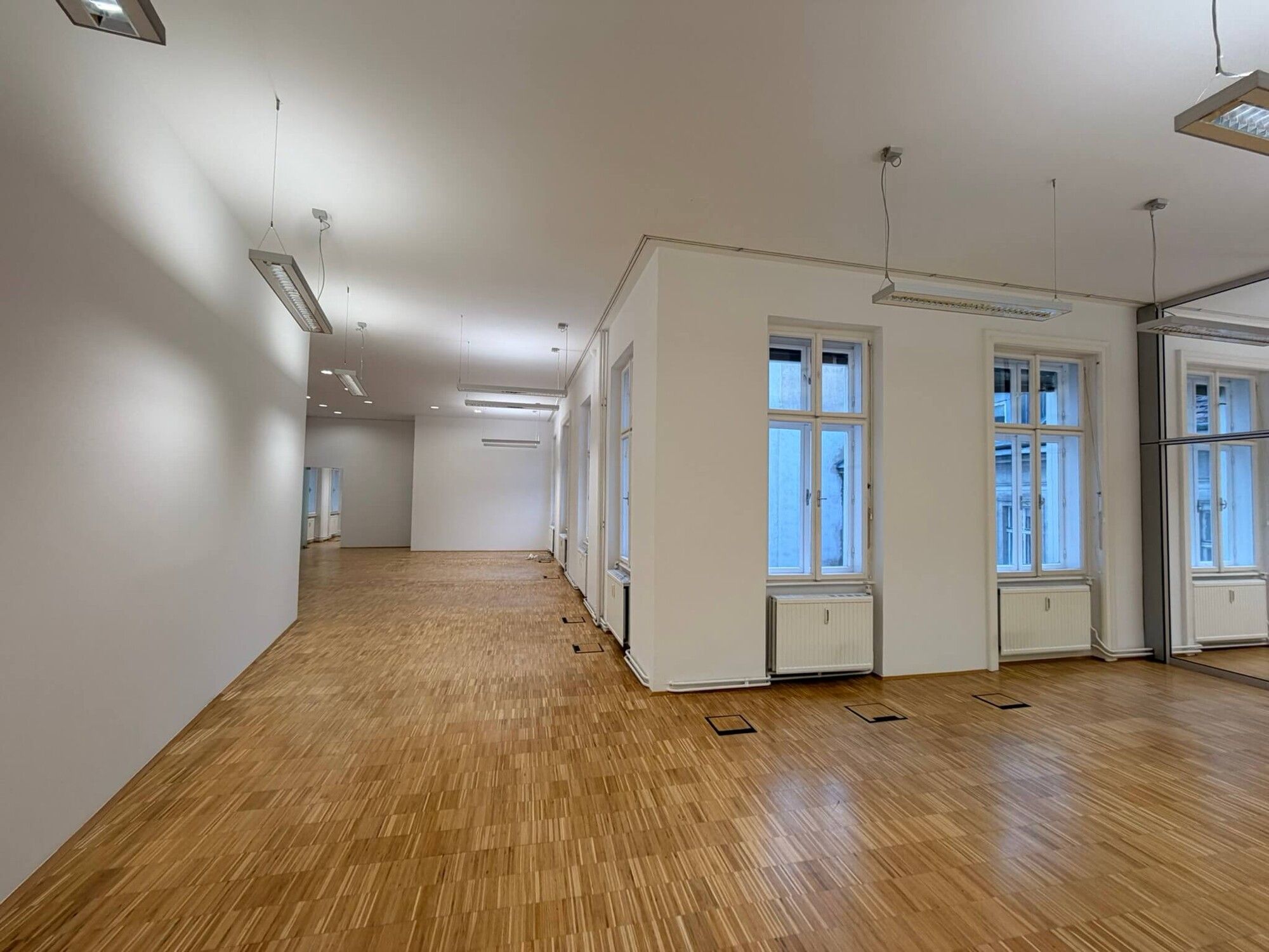 Lichtdurchflutetes klimatisiertes Altbaubüro - Mehr
