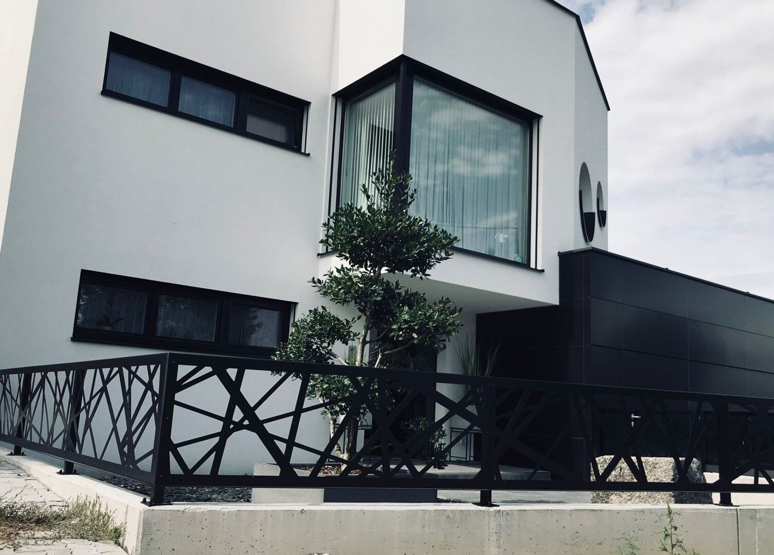 Luxuriöses Traumhaus in Raffelstetten: Wohnfläche 224m² mit großer Dachterrasse, Swimspa und Garten