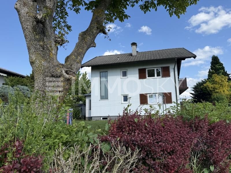 Charmantes Zweifamilien-Haus mit Garten, Balkon und XL-Garagen!