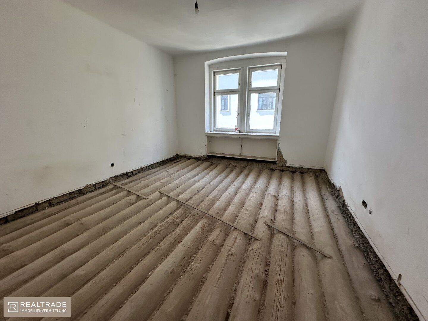 UNSANIERTE ALTBAUWOHNUNGEN NÄHE AUGARTEN!