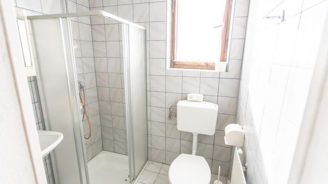 Bad bei Zimmer mit ca. 15 m²