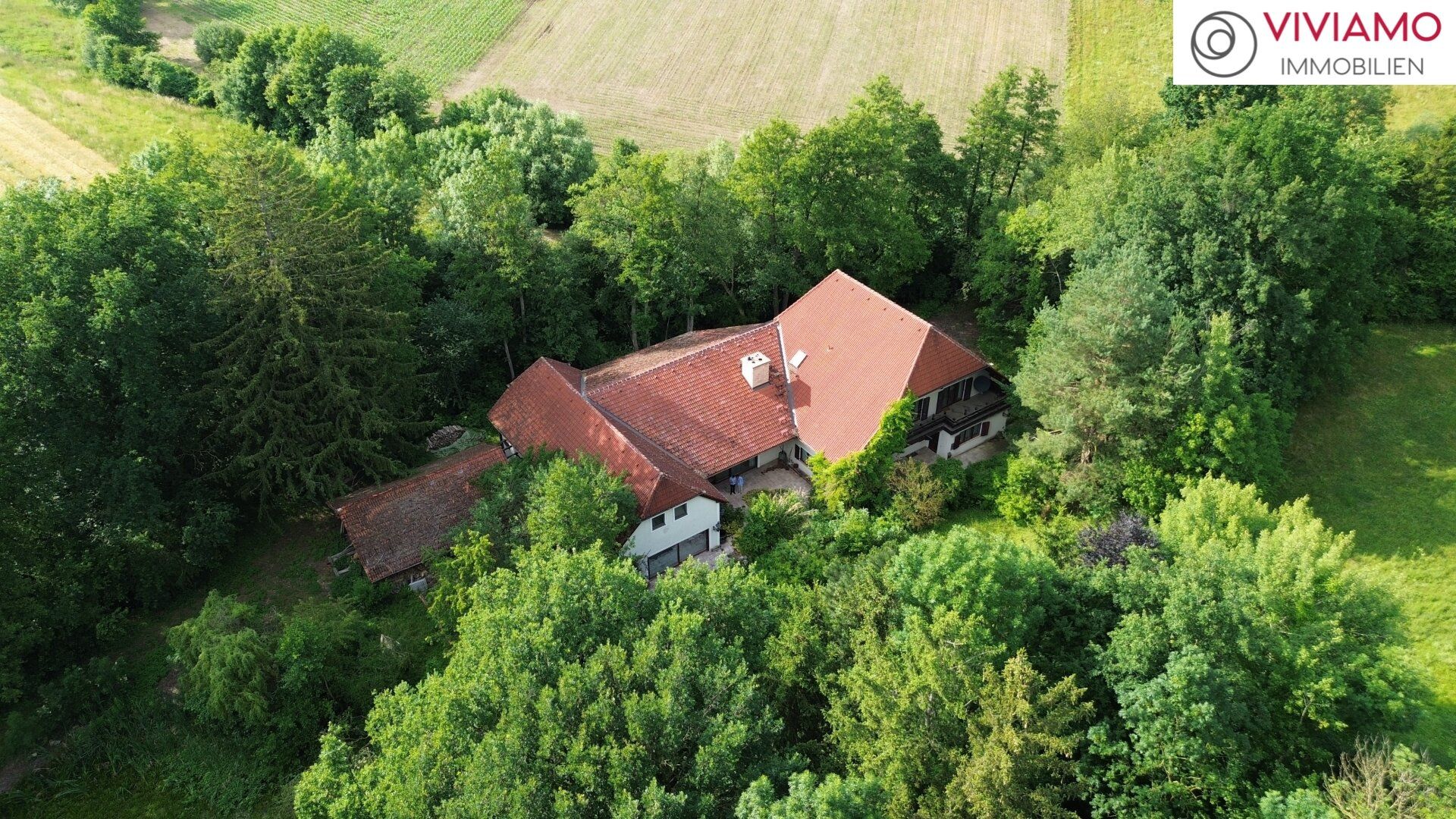 20 Minuten vor den Toren Wiens I Weitläufiges Anwesen im Wienerwald auf 17.900 m² Grundstücksfläche mit Privatsee und Hallenbad!