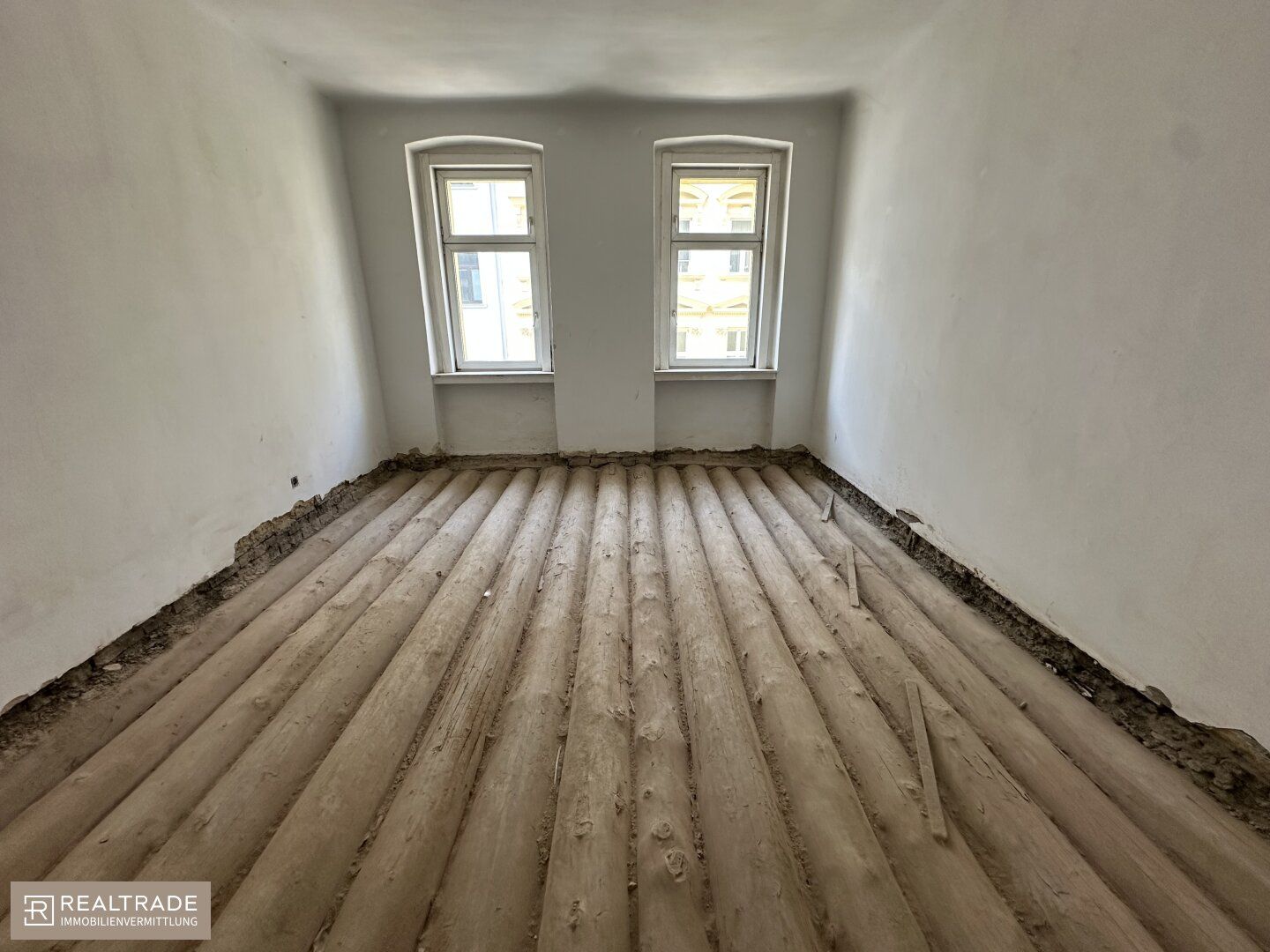 UNSANIERTE ALTBAUWOHNUNGEN NÄHE AUGARTEN!