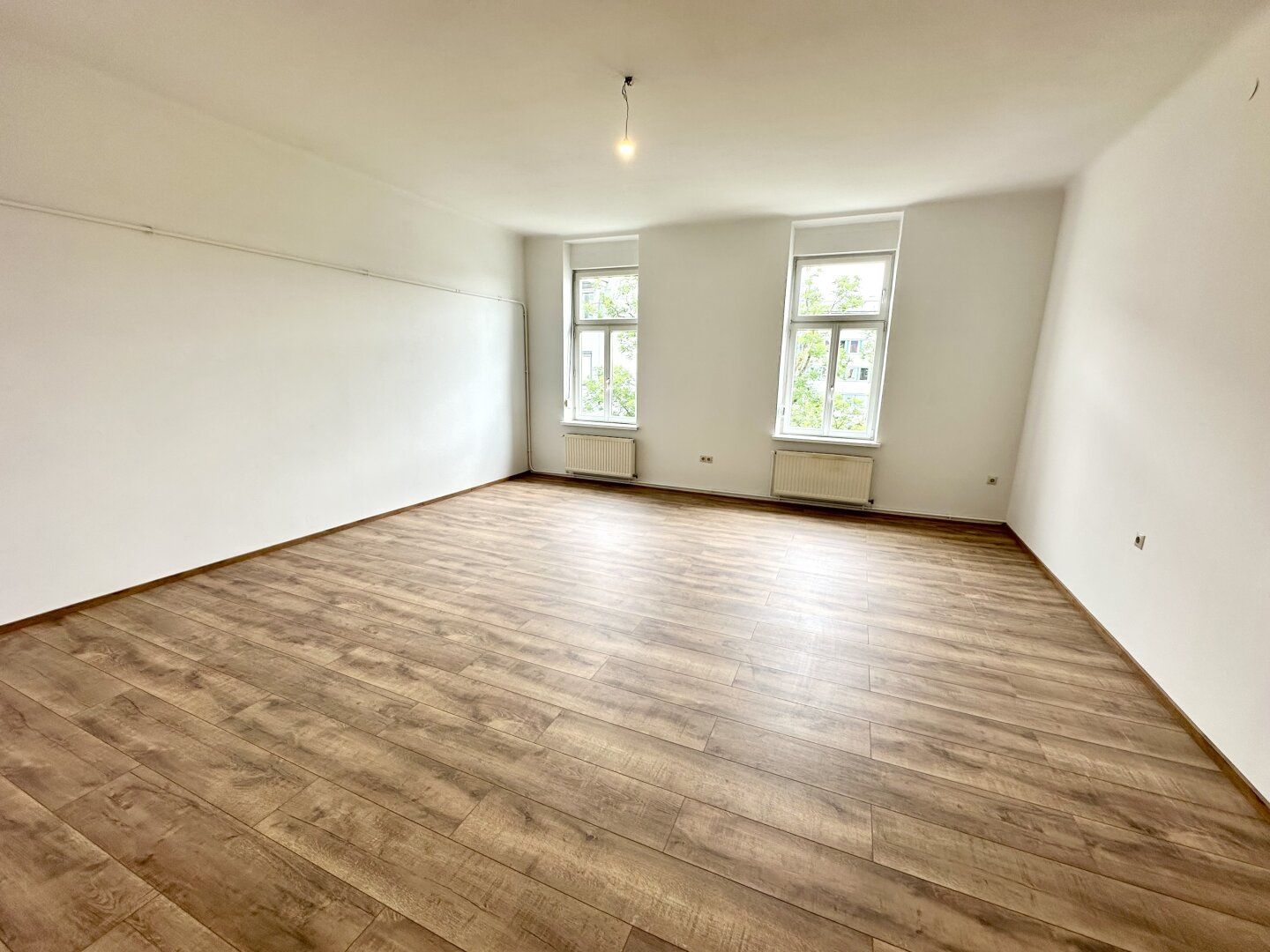 NEU SANIERT! Ansprechende 3- Zimmer-Altbauwohnung mit Balkon nahe des Jakominiplatzes und des Augartens in Grazer Bezirk Jakomini - Provisionsfrei!