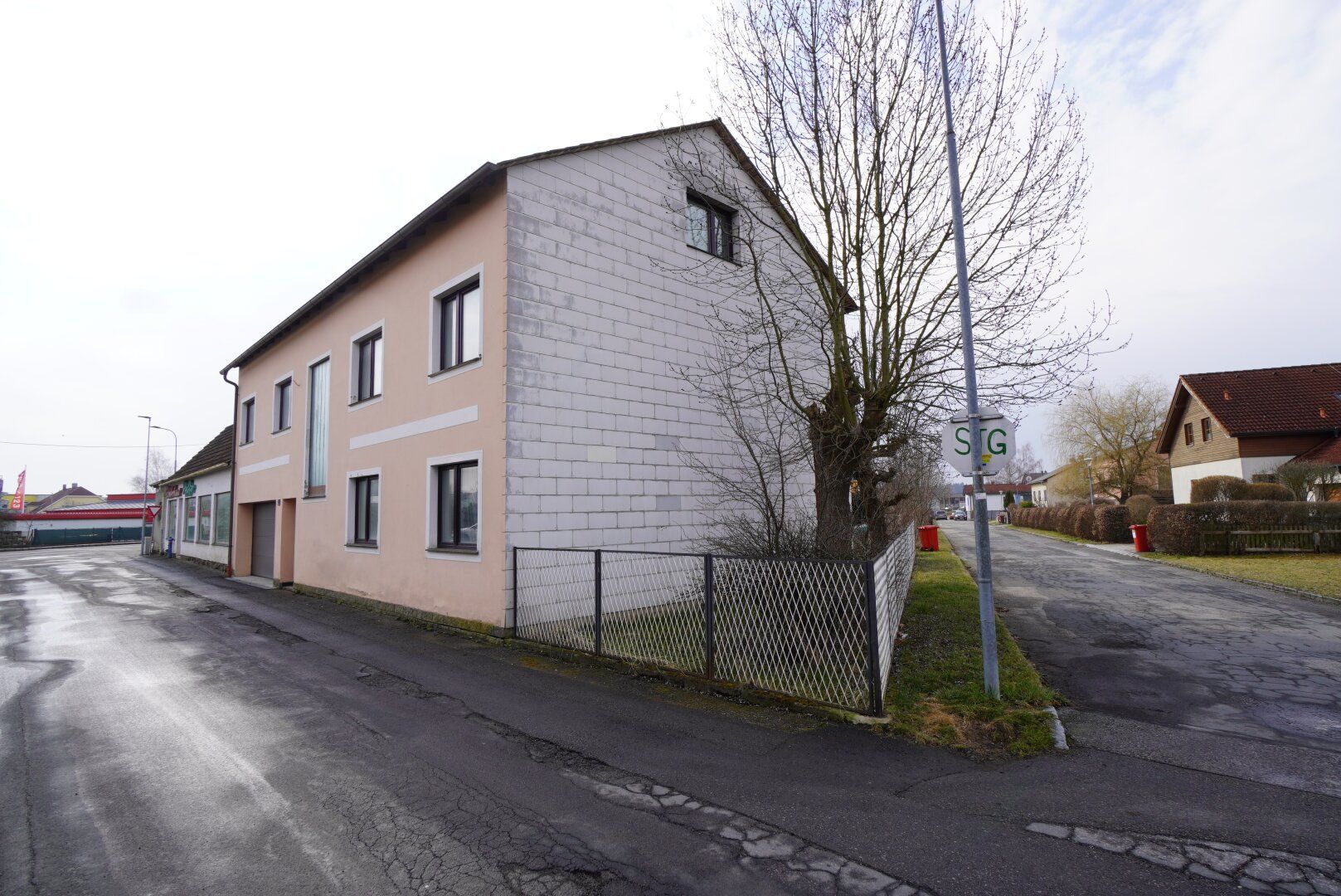 Schönes Stadt-Mehrparteien/Zinshaus mit Geschäftslokal nähe Zentrum
