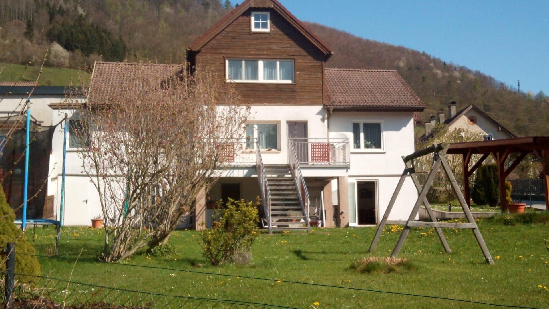 Gemütliches Einfamilienhaus in sonniger erhöhter Grünlage. Vom Hochwasser nicht betroffen !