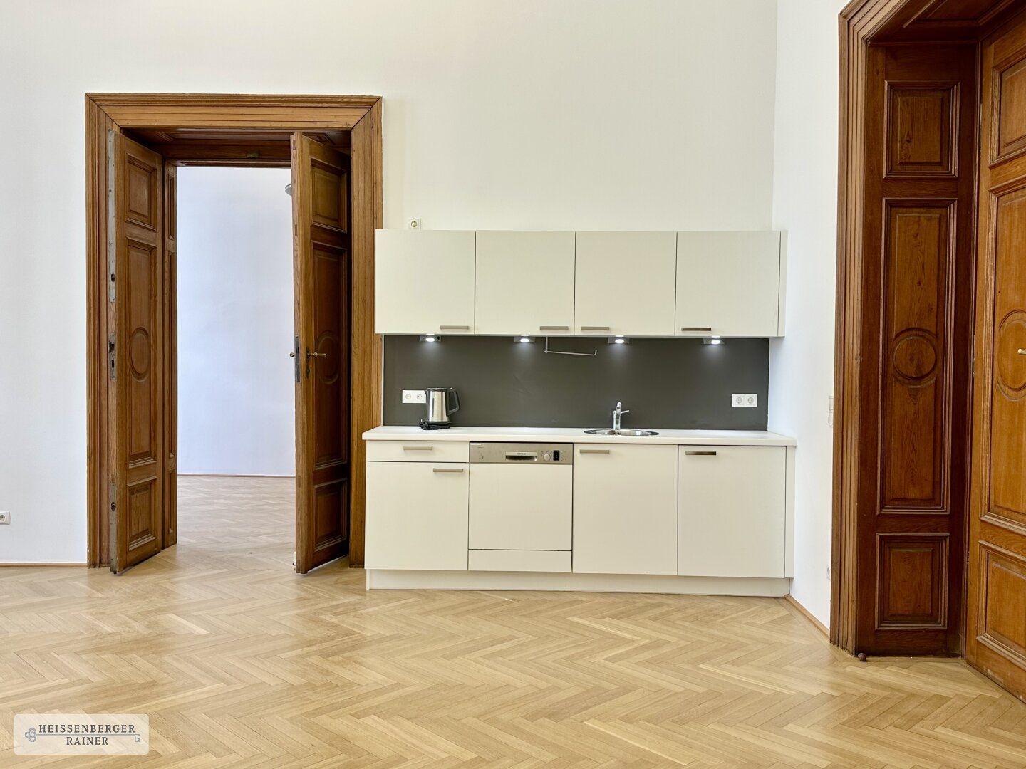 PRÄCHTIGES ALTBAUBÜRO /// SOFORT EINZUGSBEREIT /// VIER ZIMMER, VIER EINGÄNGE - Ansicht 3
