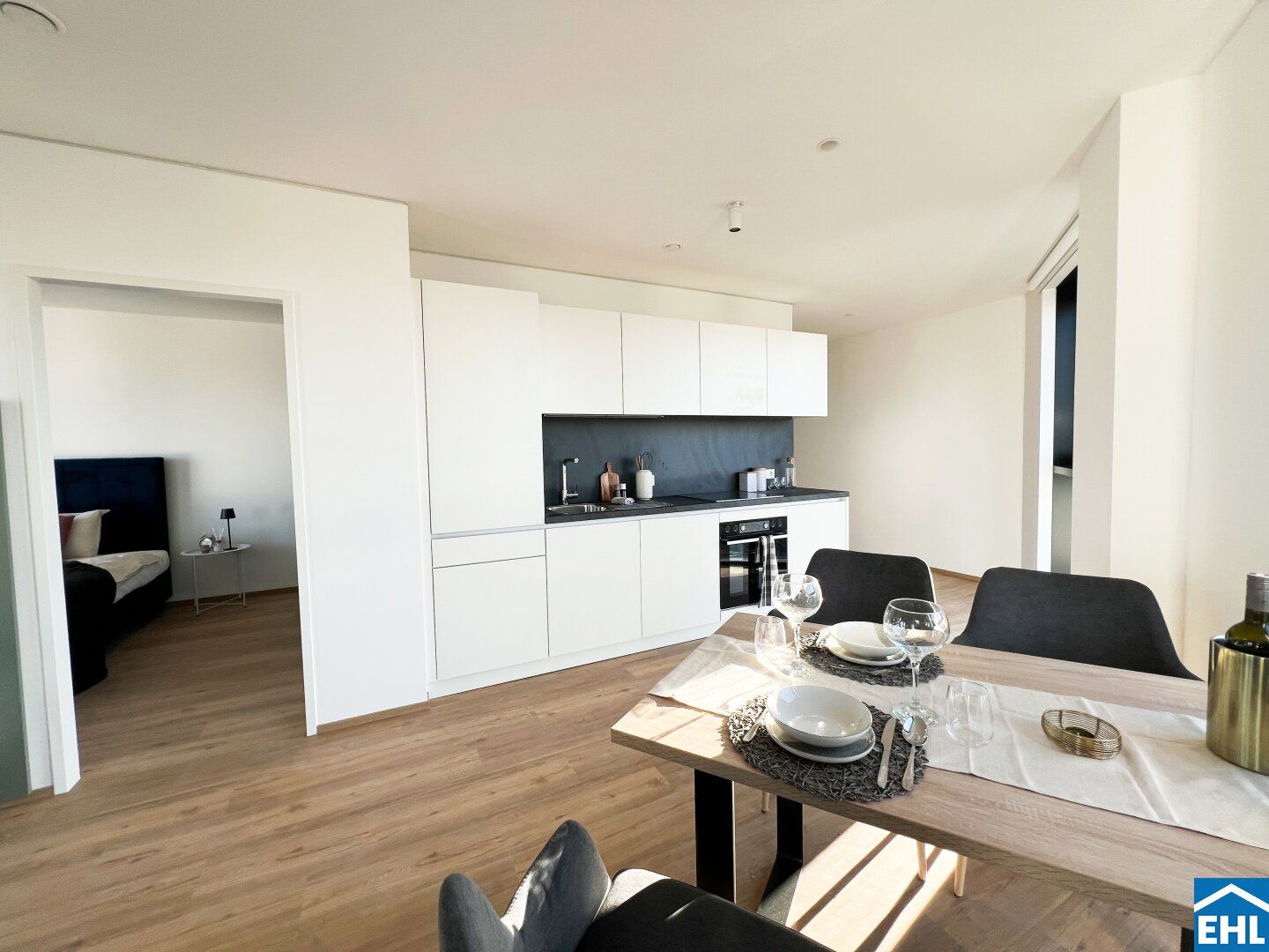 Lichtdurchflutete 3-Zimmer-Wohnung mit Loggia und Ausblick im 7.OG - Ihr Zuhause im High Five Tower ab 01. Juni 2025!