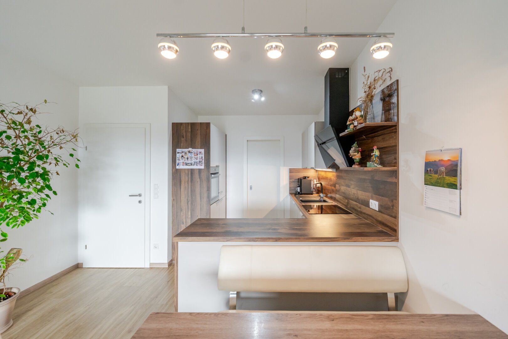Moderne Neubauwohnung mit 12 m² Balkon und zwei Stellplätzen