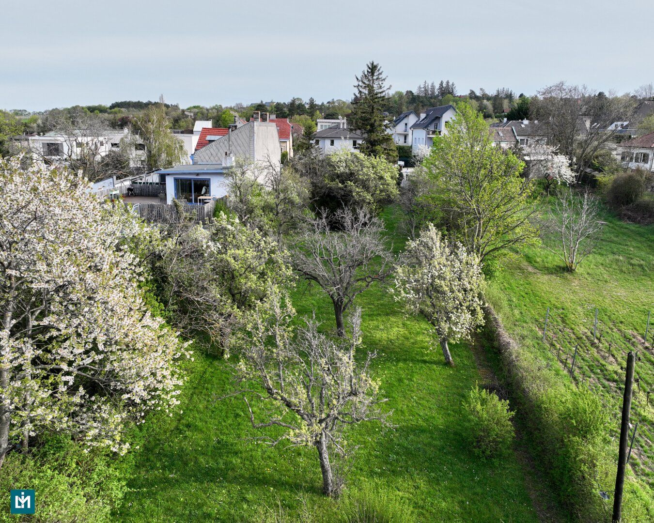 TRAUMHAFTES GRUNDSTÜCK MIT HANGLAGE UND BLICK AUF DIE WEINBERGE