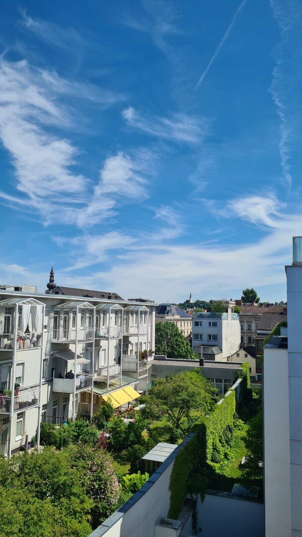 Topzustand - zentrale 4-Zimmer Dachgeschosswohnung, große Loggia, 2 TG-PLätze - auch als Anlage geeignet