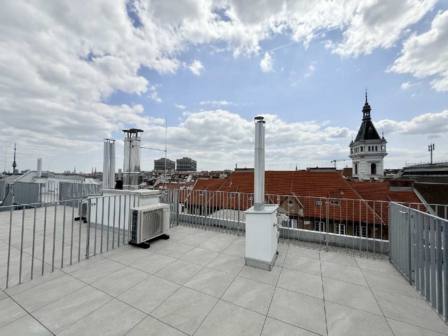 Eleganz trifft Lage - Neubau-Dachgeschosswohnung in Toplage
