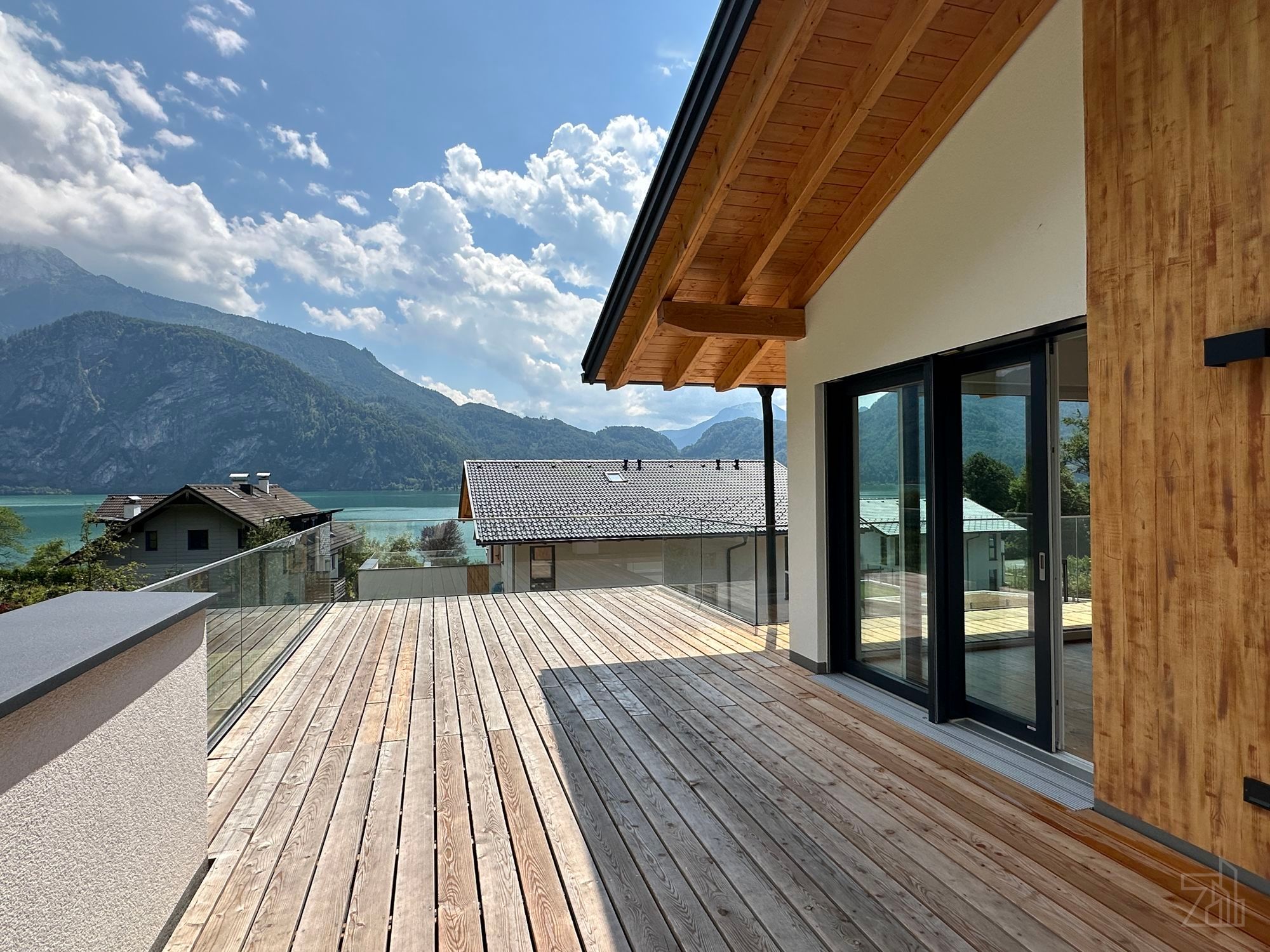 Südseitiges Penthouse mit 4 Zimmern & Terrasse | Fernblick & privater Seezugang