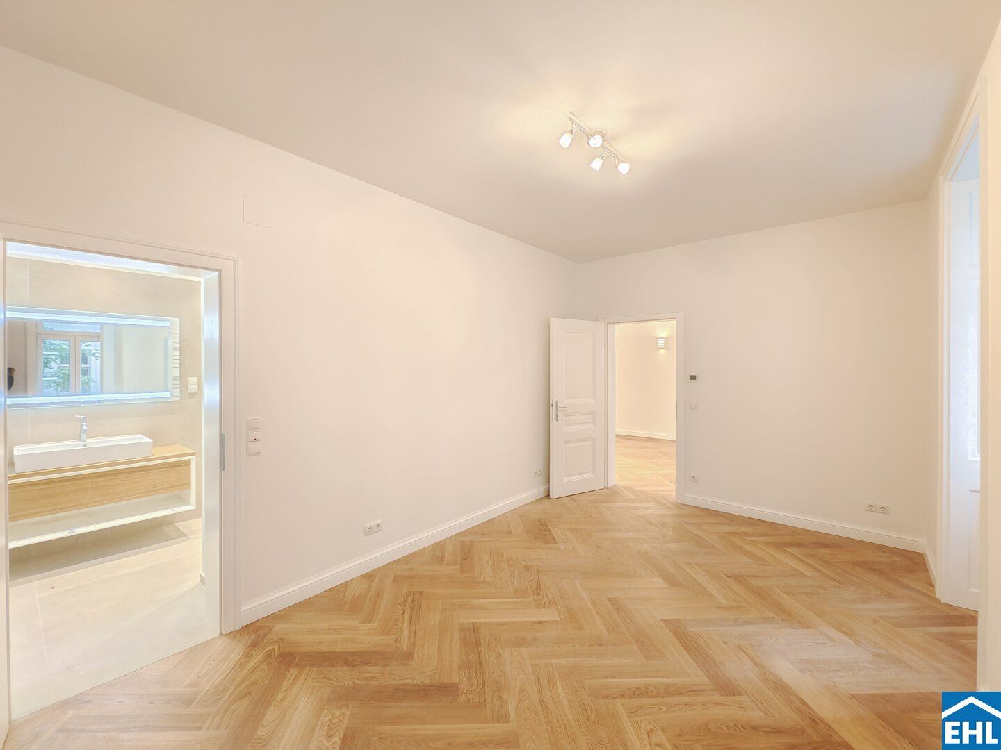 Erstbezug nach Sanierung: Attraktive 2 Zimmer-Altbauwohnung im Stuwerviertel