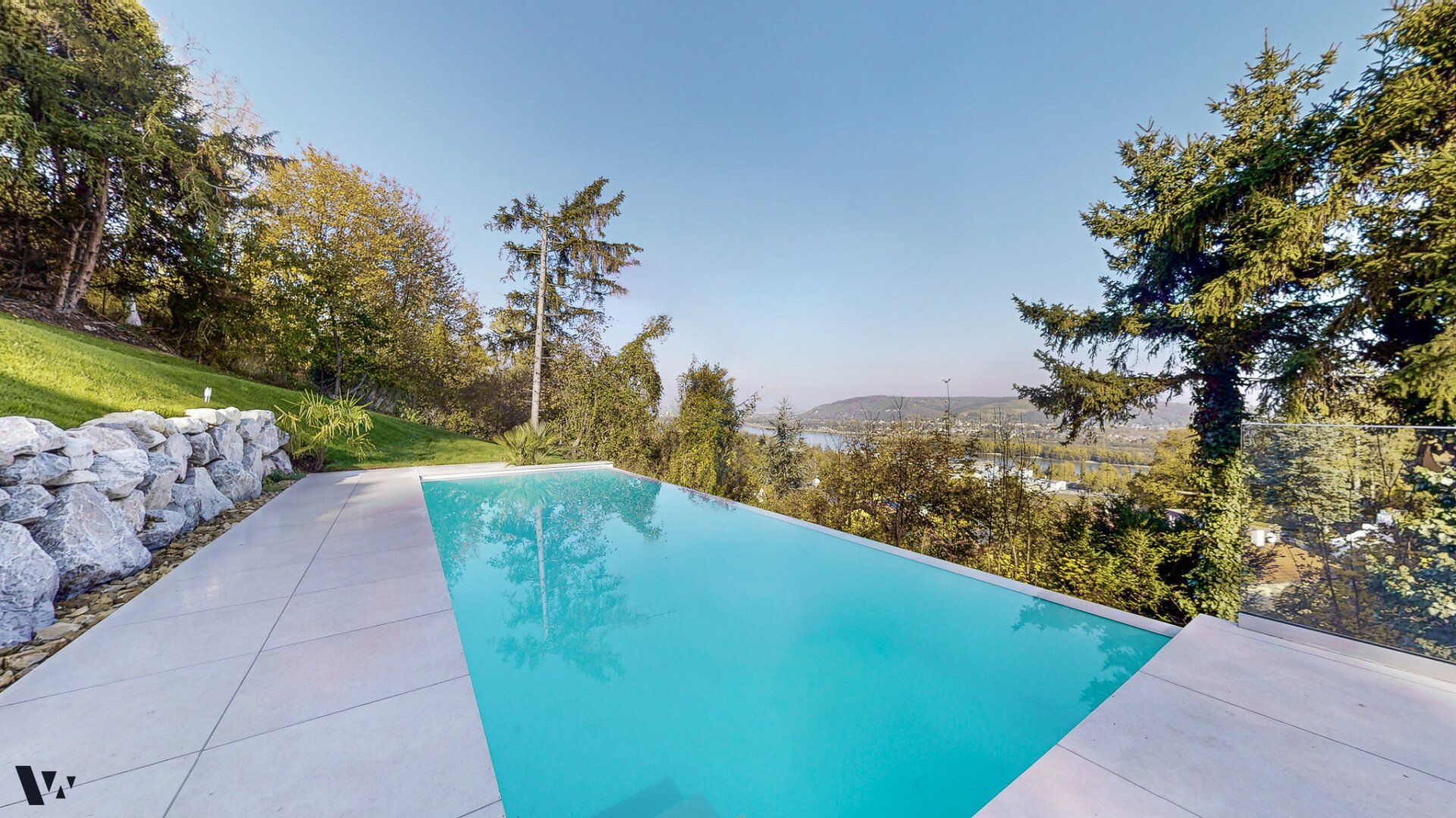EINZIGARTIGE VILLA MIT INFINITY-POOL & BLICK ÜBER DIE DONAU