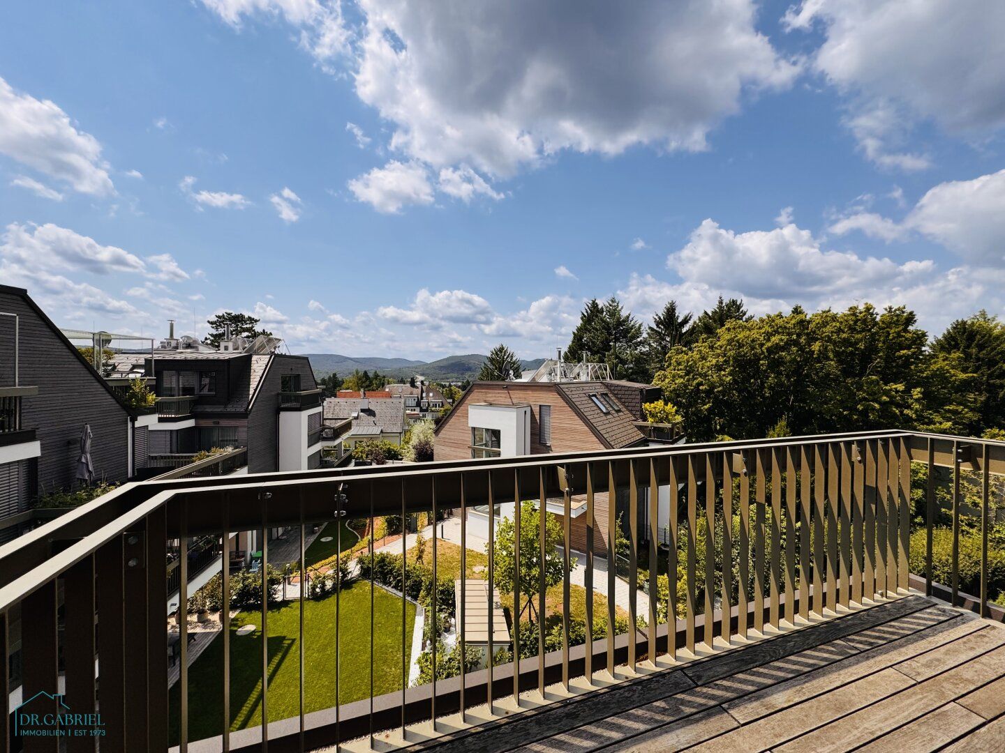 MODERNE TERRASSENMIETE MIT TRAUMHAFTEM WEITBLICK BEIM WIENERWALD