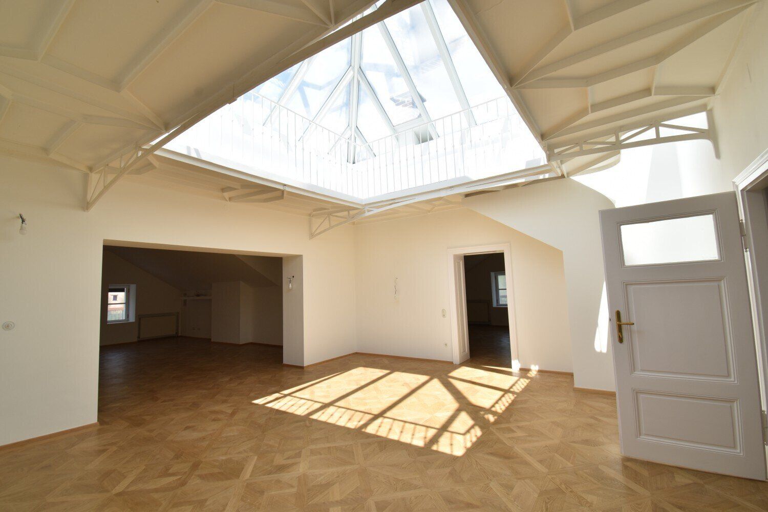 230m² Büro im Dachgschoss in der Rosenvilla! - Mehr