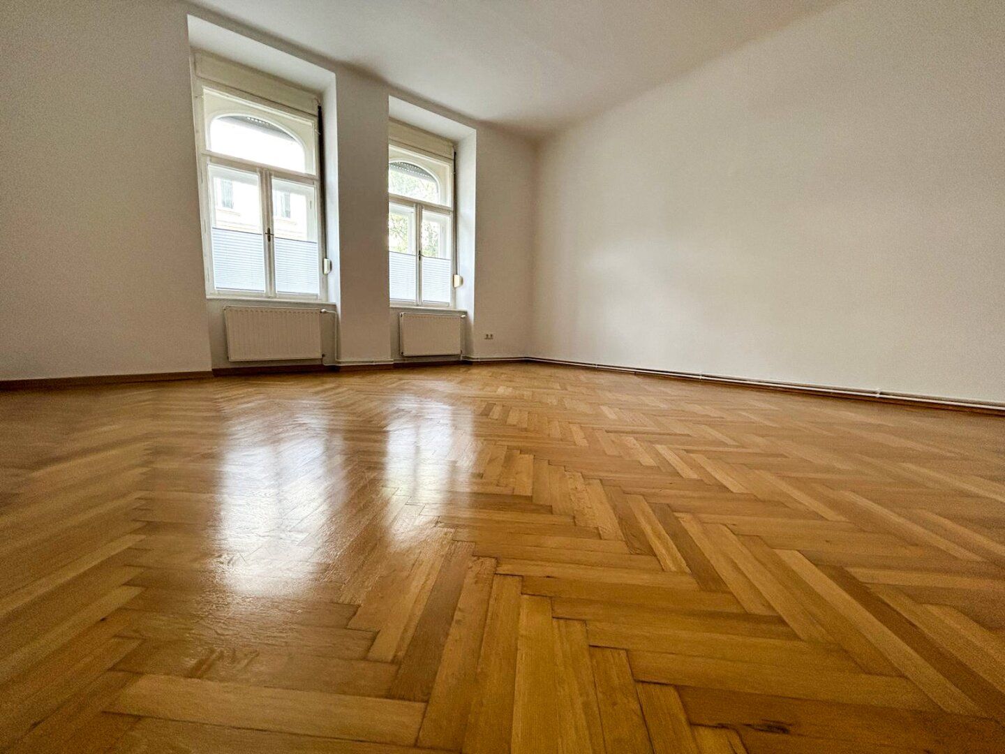 UNBEFRISTETES MIETVERHÄLTNIS 2 ½ Zimmer-Altbauwohnung im Herzen der Stadt!