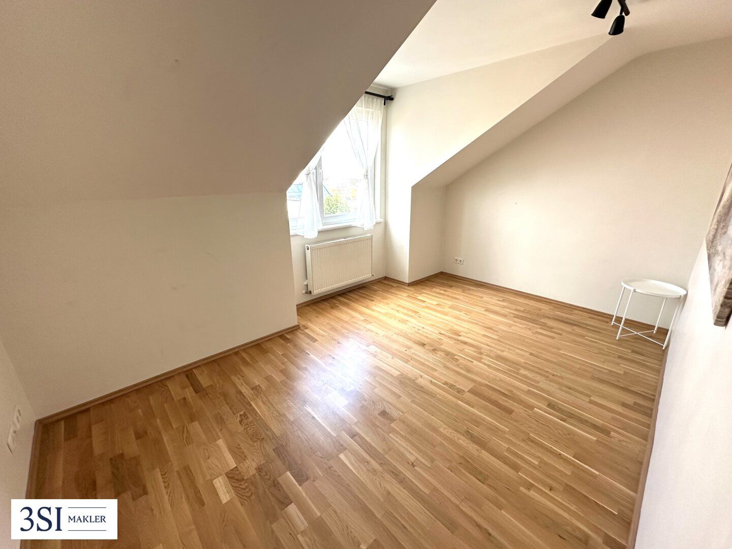 Wohnen in Top-Lage des 6.Bezirks - teilmöblierte 2-Zimmer-Dachgeschoßwohnung direkt bei der Mariahilferstraße