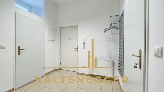Vorraum. Links WC, rechts Küche (ohne Küchenblock)