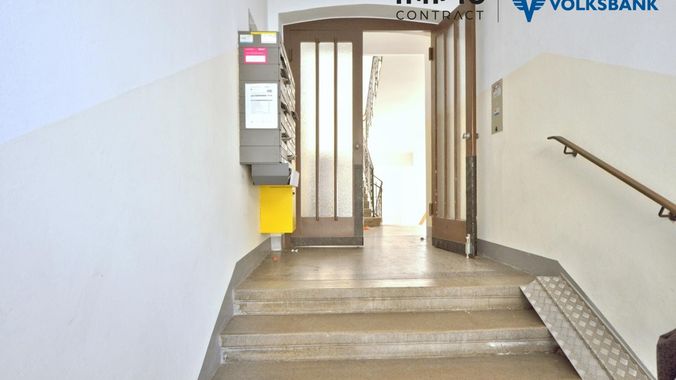 Treppenhaus mit Briefkästen - Eigener Rücksende-Ab