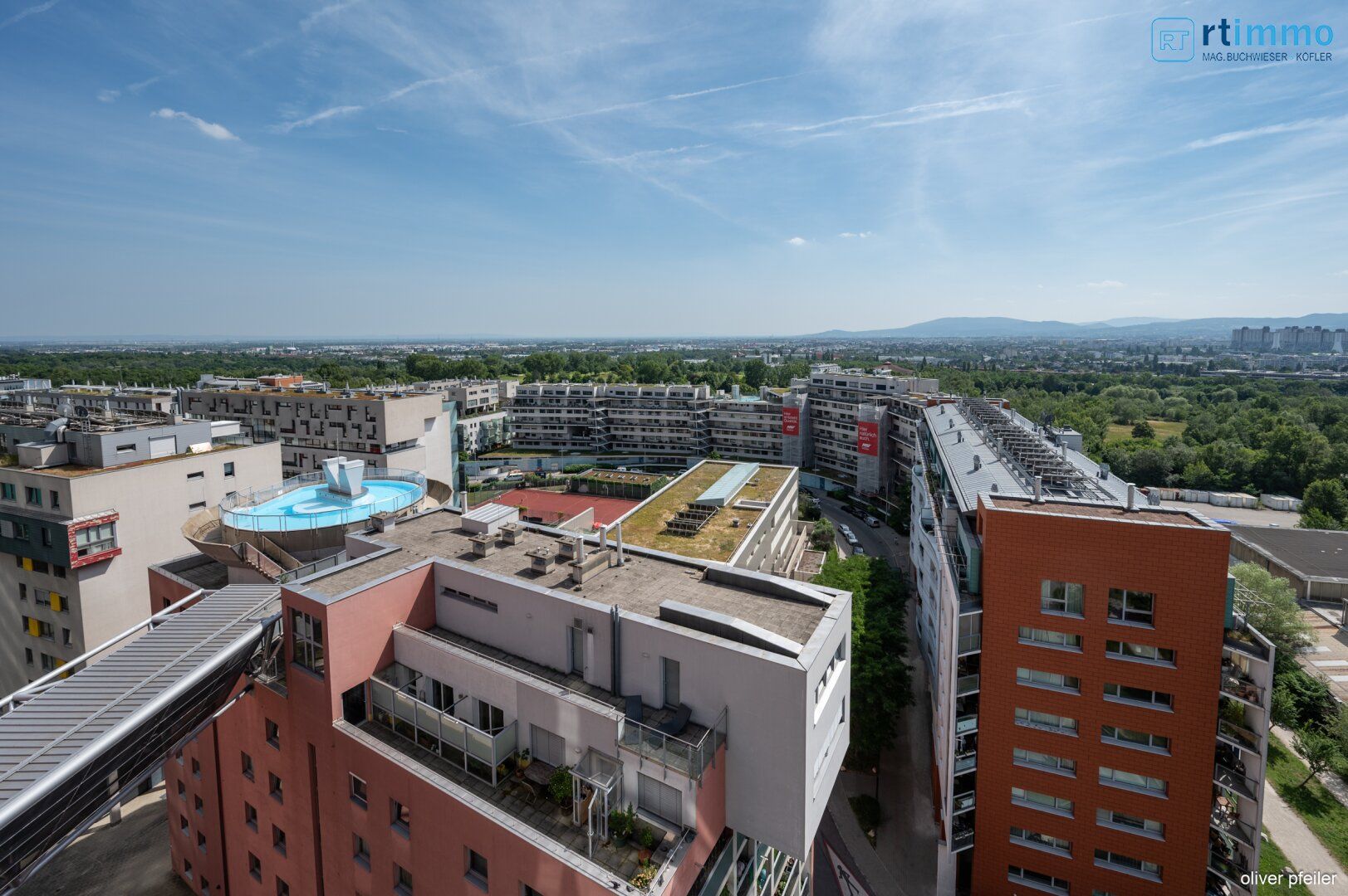 Himmelblau überall, 104m² mit über 23m² Freifläche auf 3,5 Zimmern. Atemberaubender Ausblick soweit das Auge reicht!